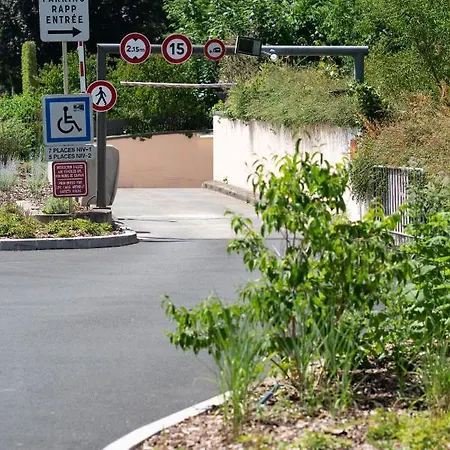 Little Mama 80 Meters From Public Parking Rapp